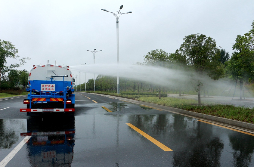 13方東風(fēng)灑水車頂噴功能演示